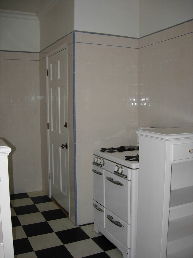 Kitchen - 1400 N Laurel Ave