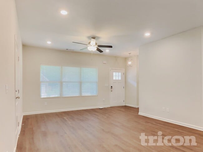 Building Photo - 1576 Queen Elizabeth Dr