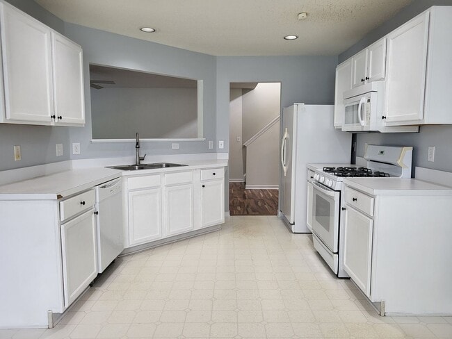 Building Photo - 3 bedroom home in Highland Creek