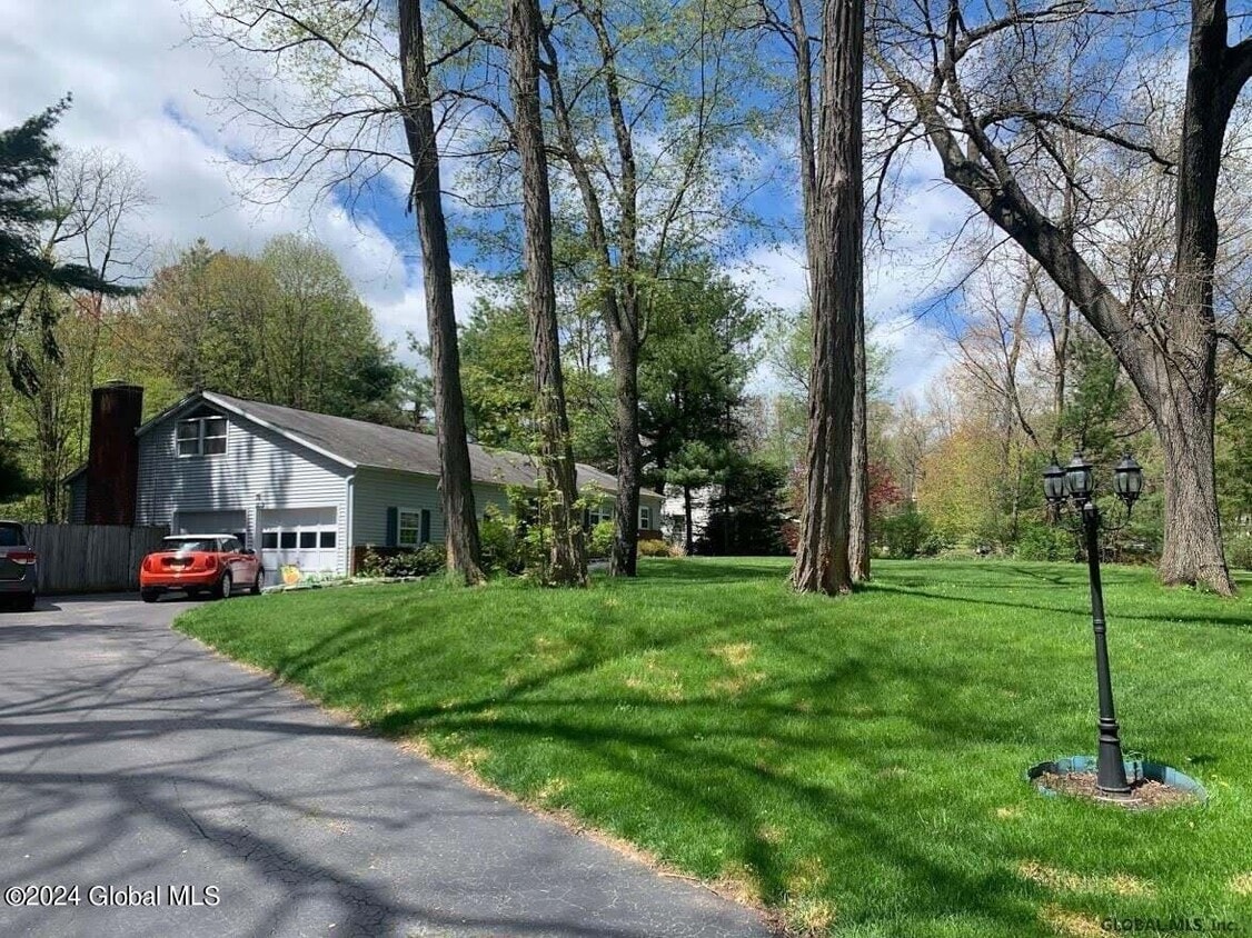 Primary Photo - 10 Huckleberry Ln
