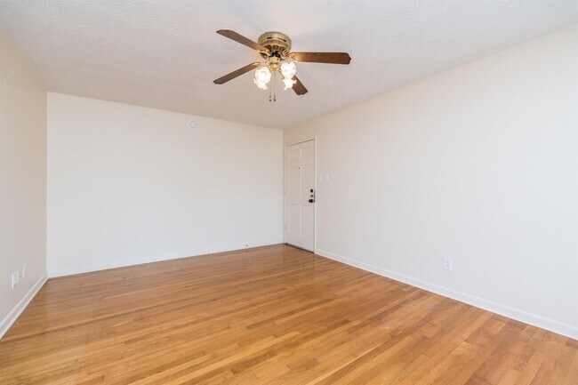 Building Photo - 1408 Bayou Ct