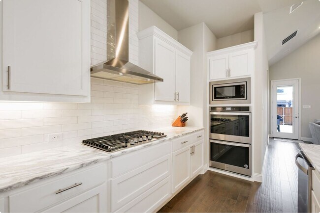 Building Photo - This 2019 built house has all you need! Location!