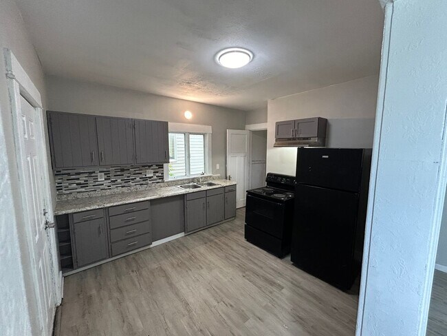 Foto del edificio - Spacious 3-Bedroom, 1 Bathroom Home Locate...