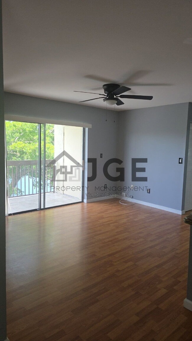 Foto del edificio - 475 NW 210th St