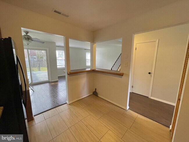 Building Photo - 7 N Hill Dr