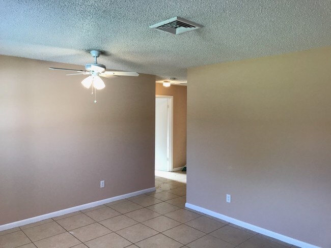 Building Photo - 5009 Sanibel Ave