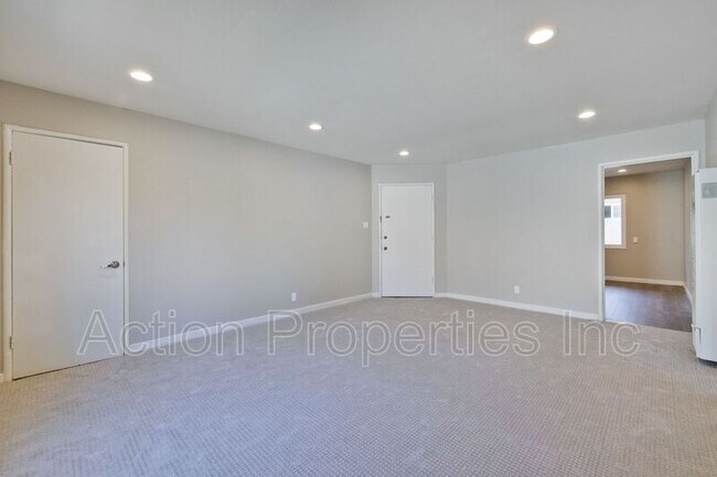 Building Photo - 625 Victor Way