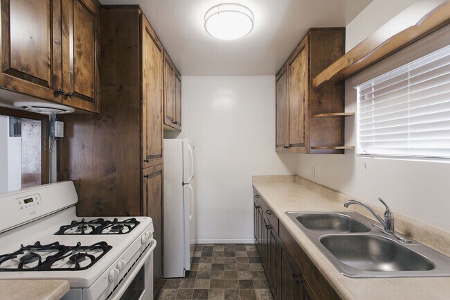 Foto del edificio - One Bedroom w/ Parking and Private Patio i...