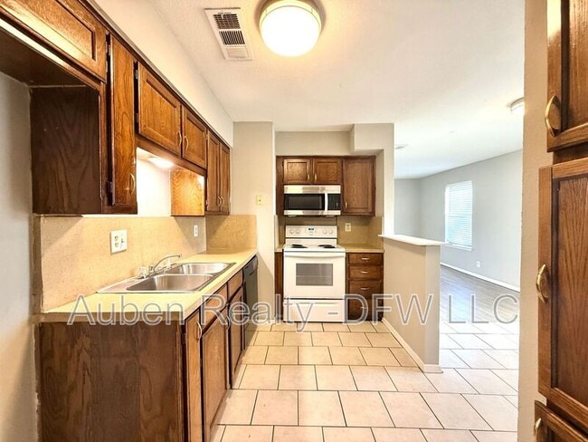 Building Photo - 118 Maple St