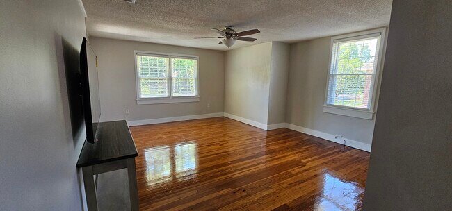 Building Photo - 19 Poplar St NE