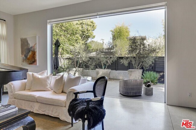 Foto del edificio - 2425 Clement Ave