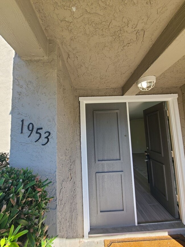 Building Photo - Two story 3 bed 2.5 baths + 2 car garage i...