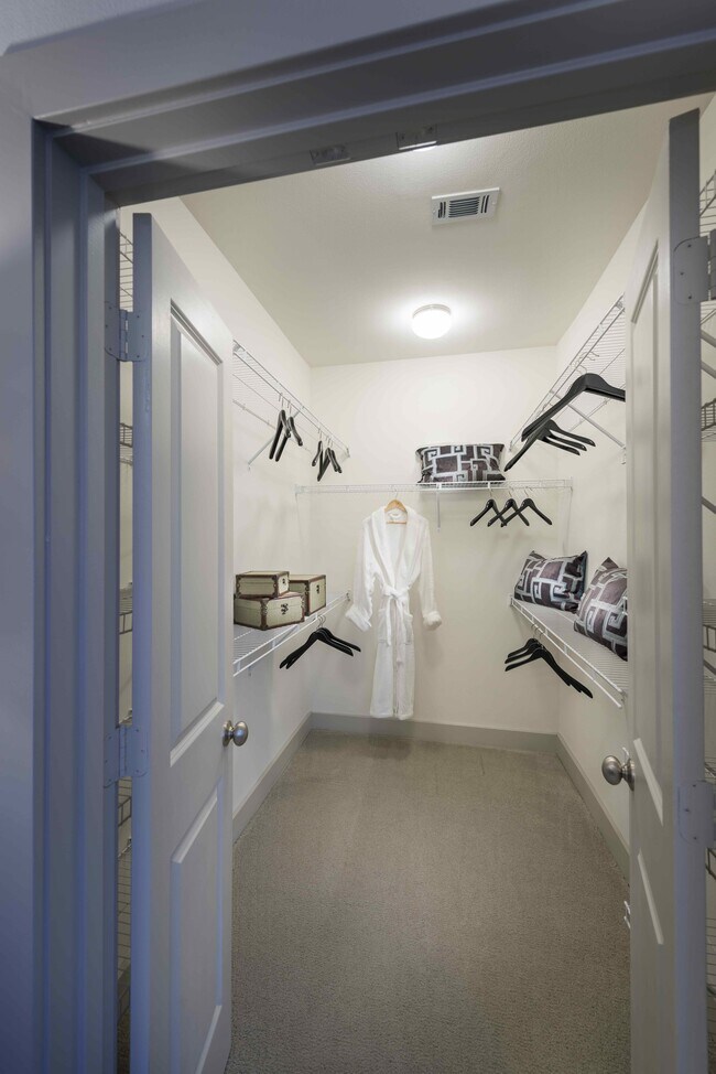 Building Photo - Dy-no-miiiiite 3 Bed Apartment