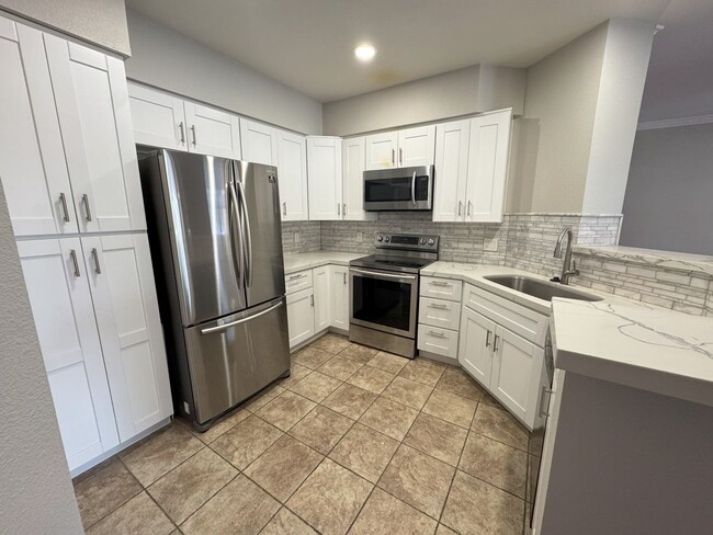 Foto del edificio - One bedroom one bathroom Carmel Point condo