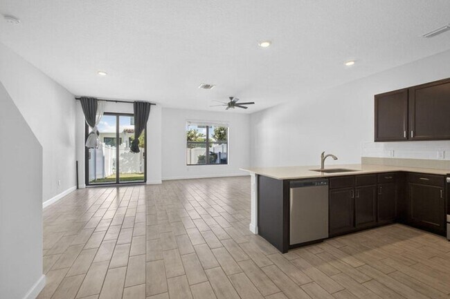 Photo - 4408 Hemlock Dr House