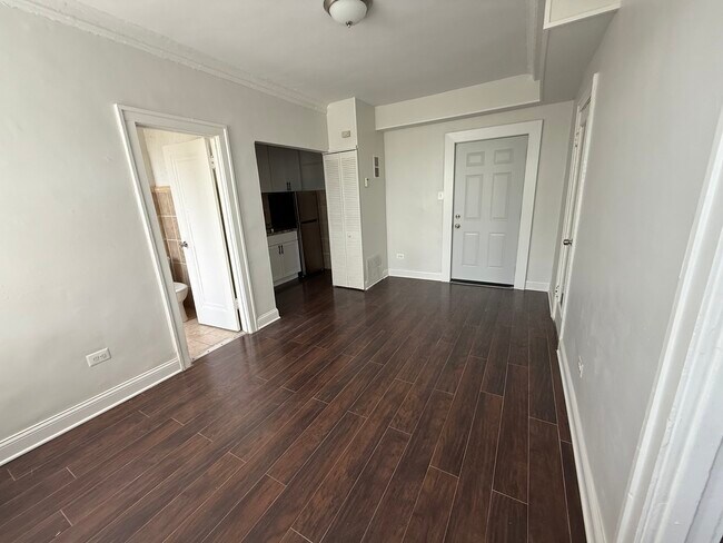Foto del edificio - 3420 W Irving Park Rd