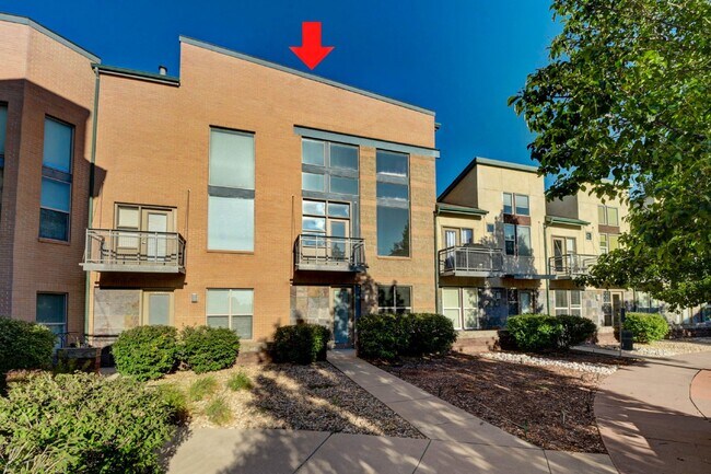 Foto del edificio - $2,595.95- 3 Bed, 3 Bath Townhome in Aurora with Central AC and In Unit Laundry!