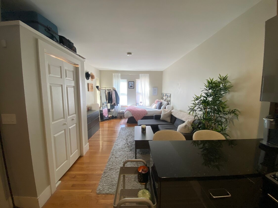 Building Photo - 210 Hemenway St