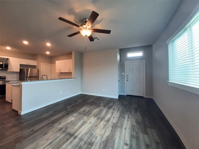 Building Photo - 9877 Grosbeak Ln