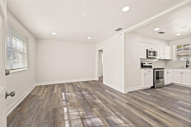 Foto del edificio - 3817 W Bay to Bay Blvd