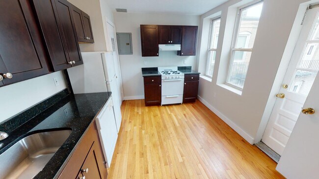 Building Photo - 211 Hanover St