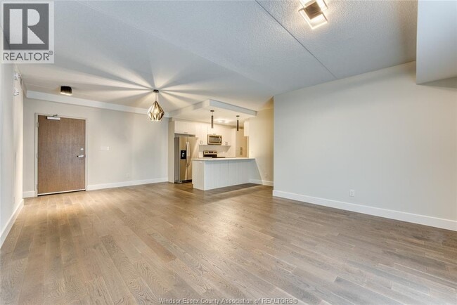 Photo du bâtiment - 2550 Sandwich W Pkwy