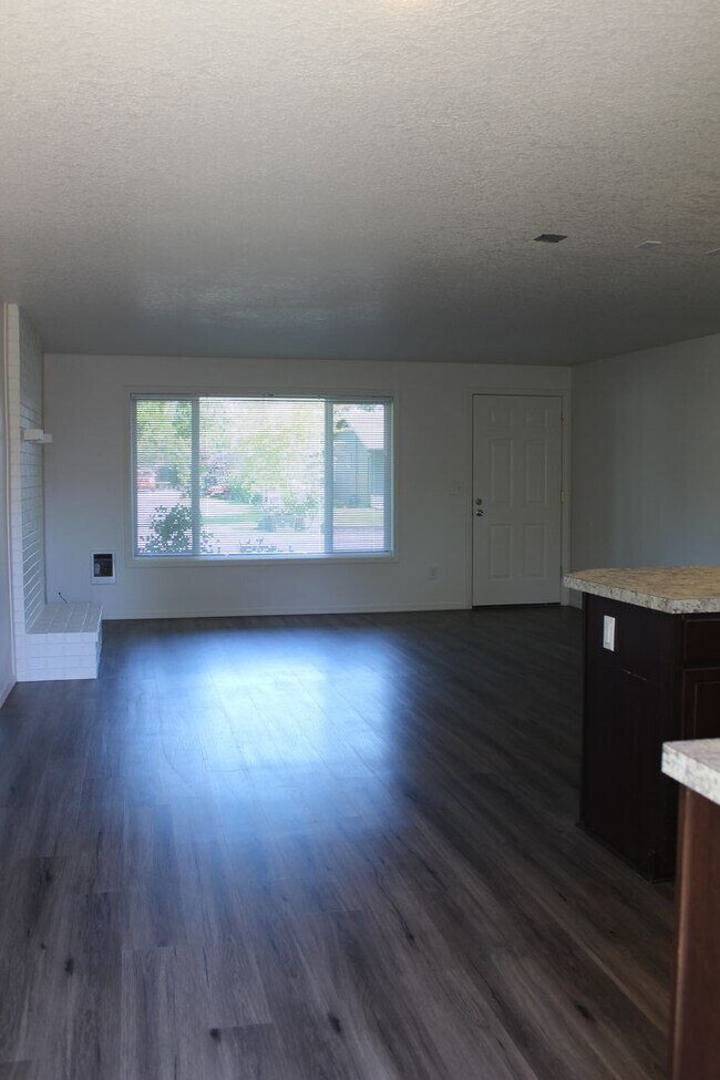 Foto del edificio - Four bedroom ranch