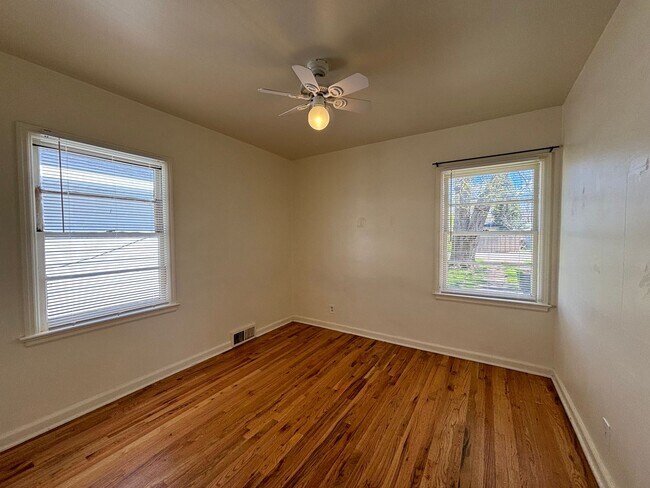 Building Photo - Single Family Home Centrally Located