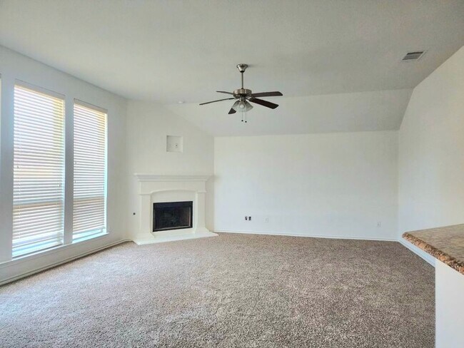 Foto del edificio - 2401 Silverthorn Ct