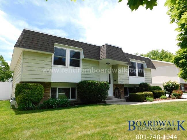 Building Photo - Amazing 3 Bedroom home with large maintain...
