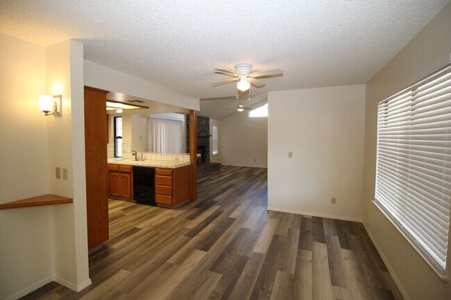 Foto del edificio - Updated NW Fresno home New Appliances