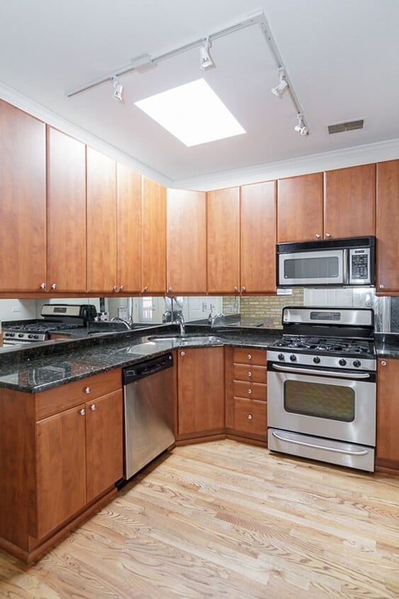 Primary Photo - 624 W Roscoe St
