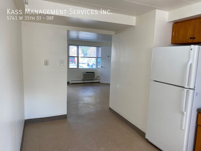 Foto del edificio - 5741 W 35th St
