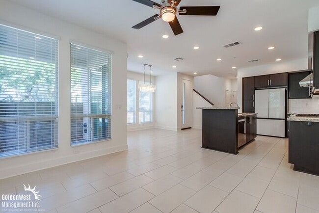 Building Photo - Modern 3Bdm 2.5Ba Townhome in the Heart of...