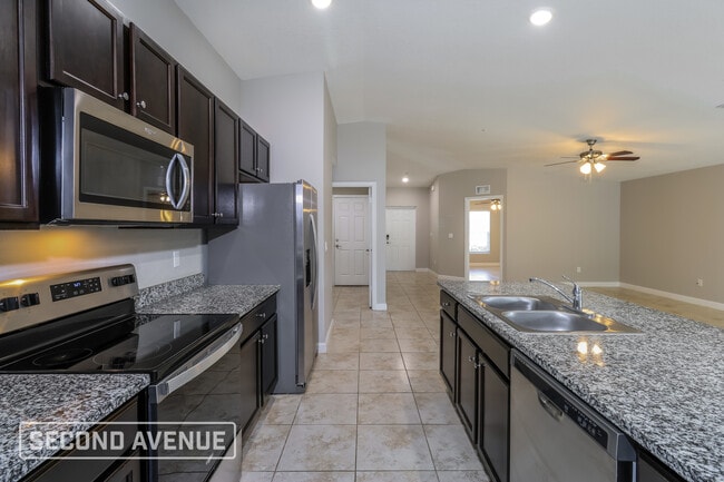 Foto del edificio - 785 Geoffrey Ave SW