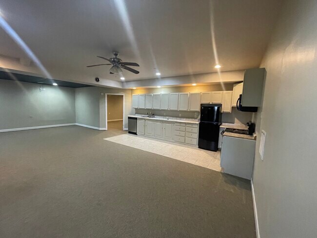 Kitchen - 181 Redwood Ln