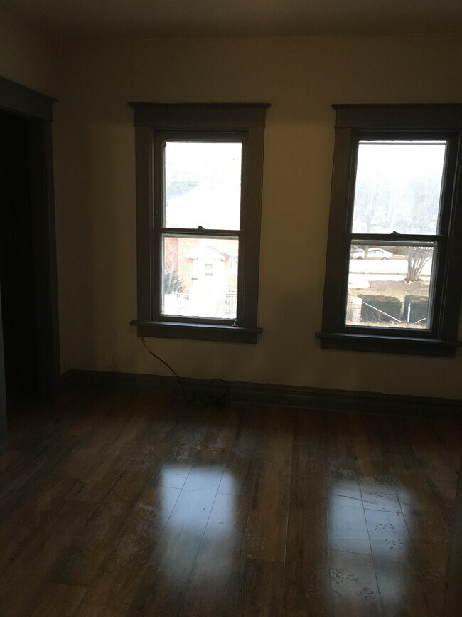 roomy bedroom1 - 439 Plum St