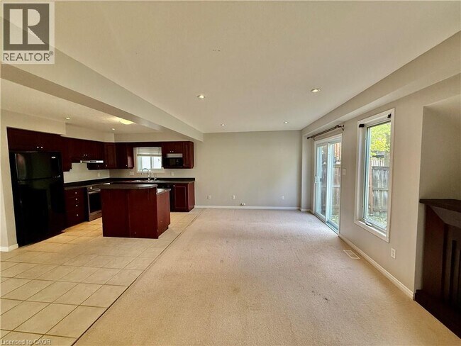 Building Photo - 655 Violet St