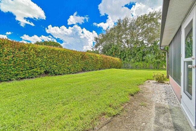 Foto del edificio - ** 2/2 Villa in Cypress Lake Gardens - Screened Lanai - 1st Floor **