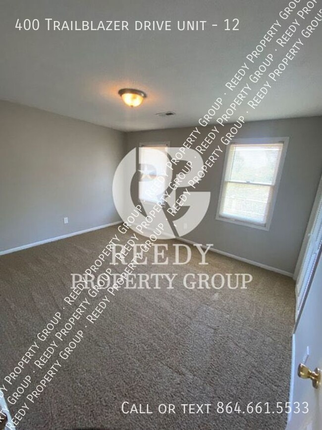 Building Photo - Large 2 Bedroom 1.5 Bath apartment by the ...