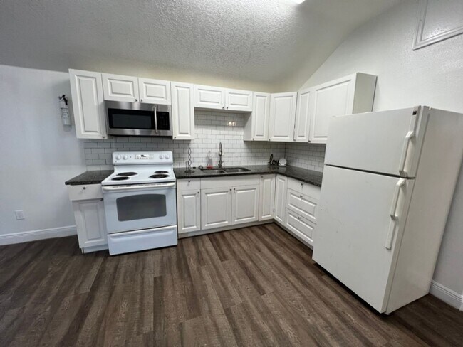 Building Photo - SRATm Triplex 1009 &amp; 1011 26th Ave W B...