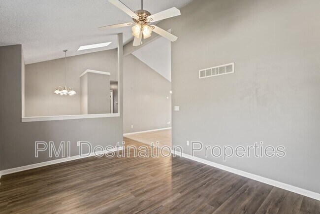 Building Photo - 525 NE Karapat Dr