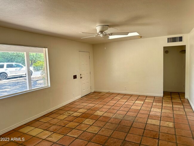 Building Photo - 543 W 17th St