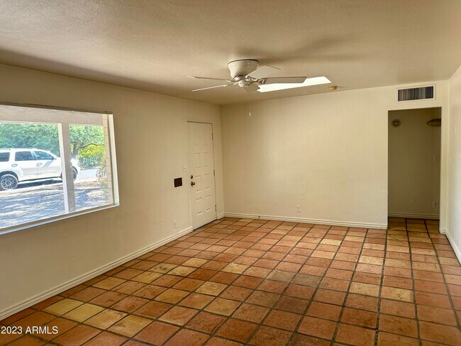 Foto del edificio - 543 W 17th St