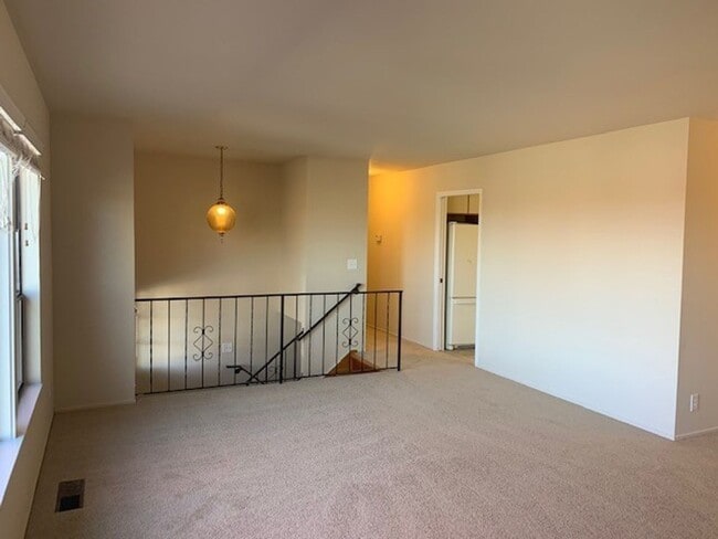 Building Photo - Spacious home in the hills of Redwood City
