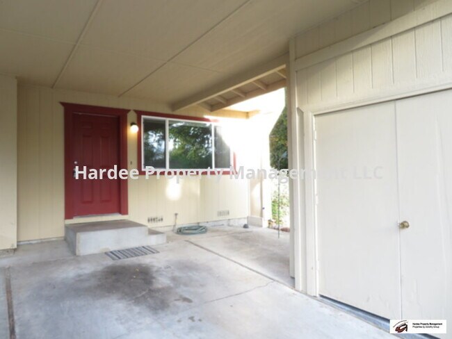 Building Photo - 1015 S Abbey Ln