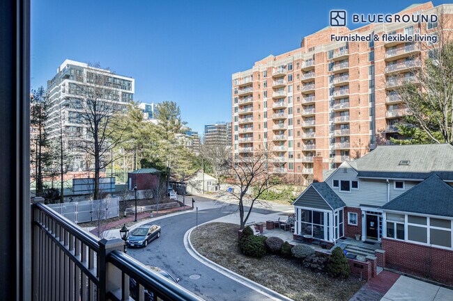 Foto del edificio - 4901 Montgomery Ln