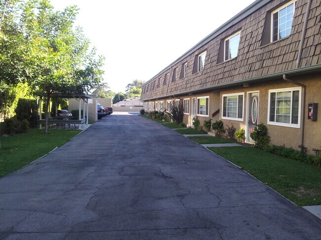 Foto del edificio - 560 W Duarte Rd