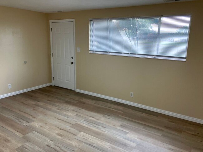 Building Photo - 610 500 N