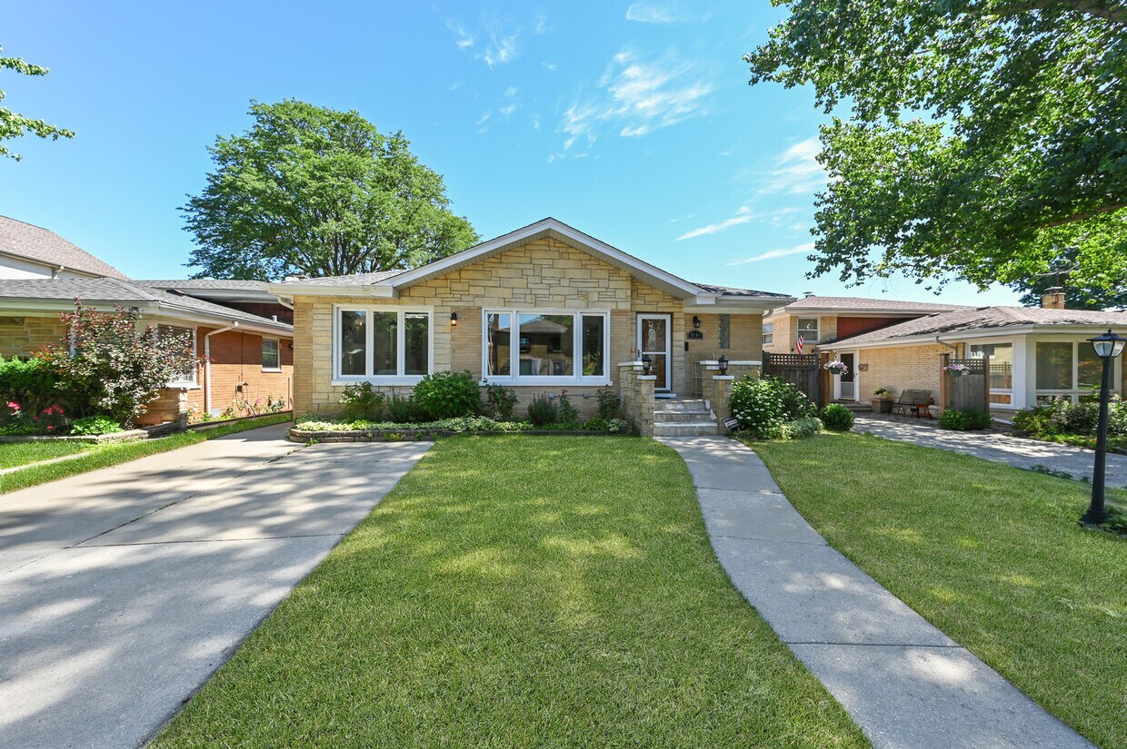 6745 N Dowagiac Ave, Chicago, IL 60646 House Rental in Chicago, IL